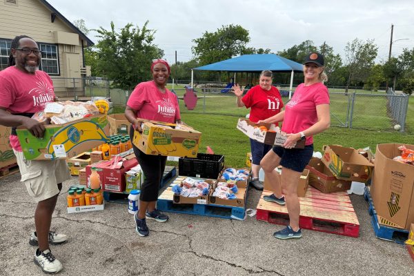 smiling-volunteers